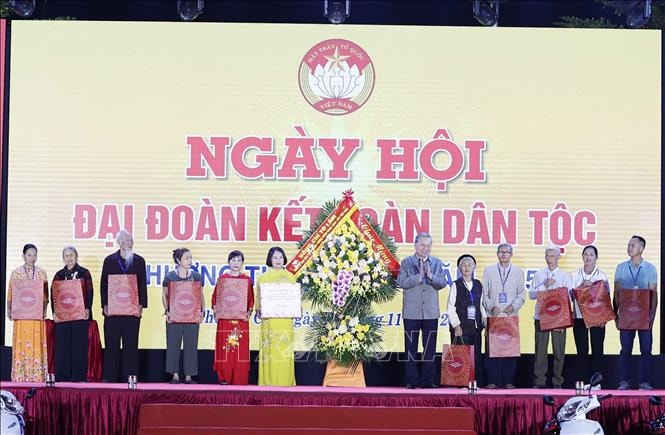 Tổng Bí thư Tô Lâm: Lan tỏa tinh thần '5 dám' và '3 cùng' là góp một viên gạch bền chắc vào ngôi nhà đại đoàn kết Việt Nam- Ảnh 5. Tổng Bí thư Tô Lâm: Lan tỏa tinh thần '5 dám' và '3 cùng' là góp một viên gạch bền chắc vào ngôi nhà đại đoàn kết Việt Nam- Ảnh 5.