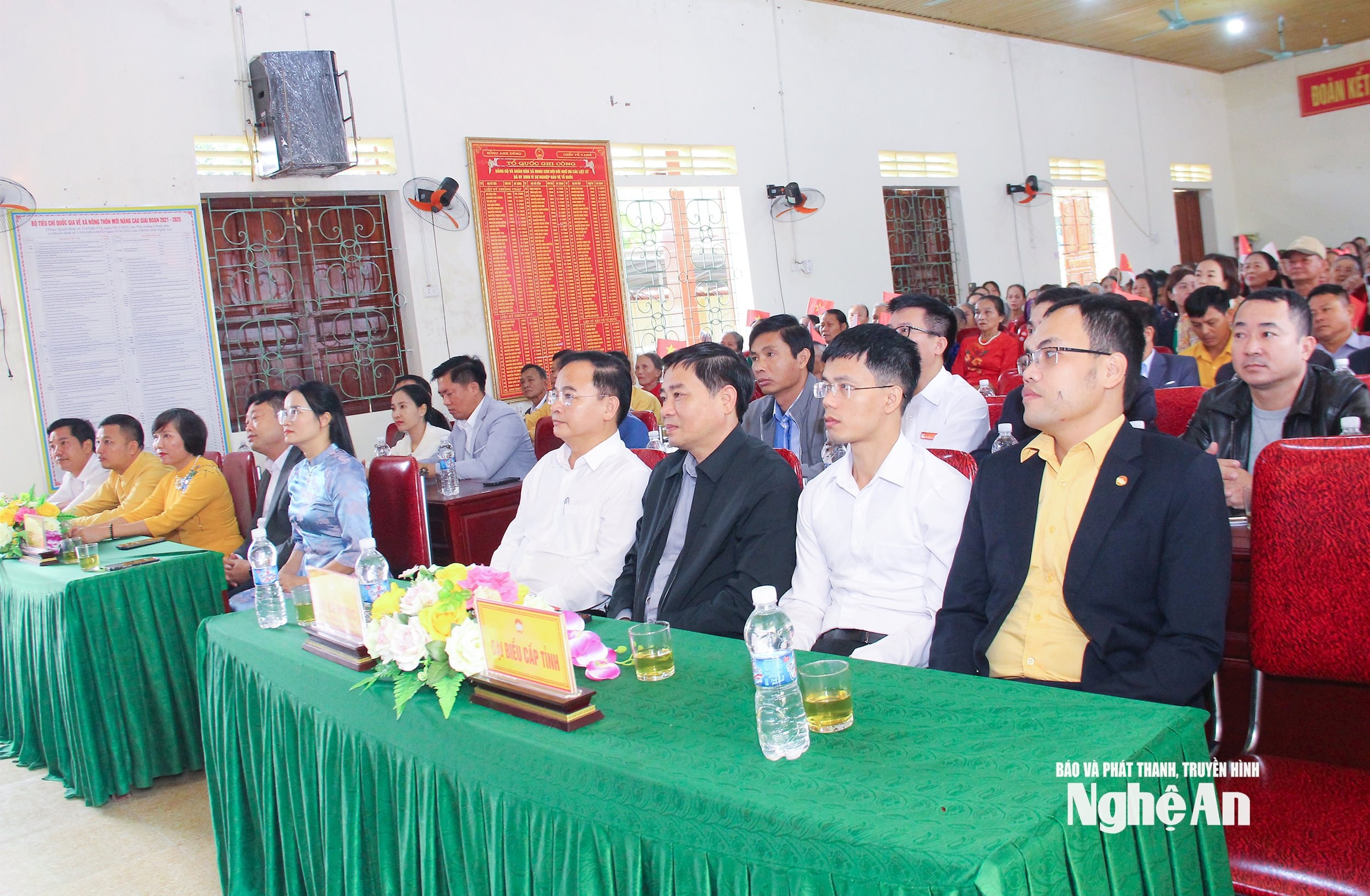  Các đại biểu tỉnh và xã Thuần Trung dự ngày hội Đại đoàn kết toàn dân tộc tại xóm Văn Quang. Ảnh Mai Hoa