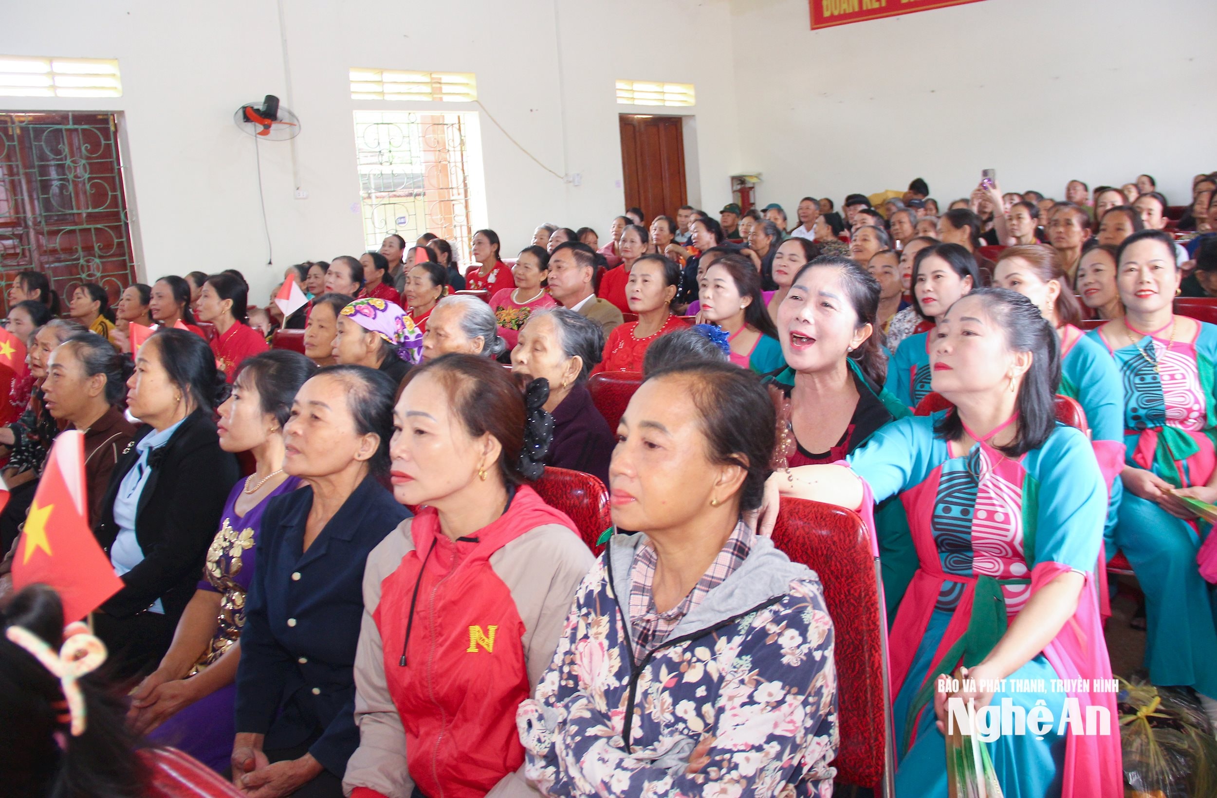  Các tầng lớp nhân dân xóm Văn Quang tham gia ngày hội Đại đoàn kết toàn dân tộc. Ảnh Mai Hoa