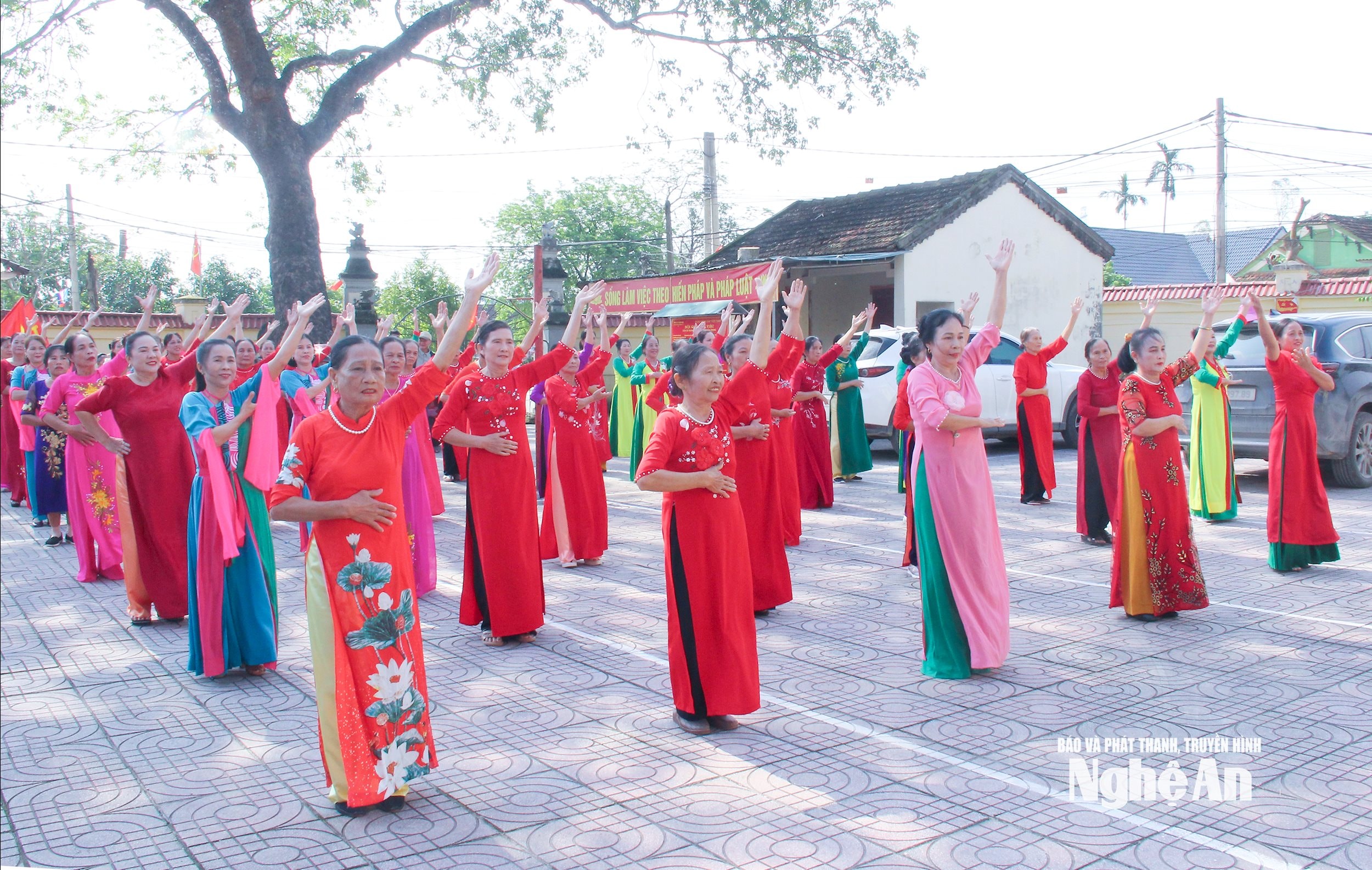  Chị em phụ nữ xóm Văn Quang tổ chức màn đồng diễn dân vũ tại ngỳ 