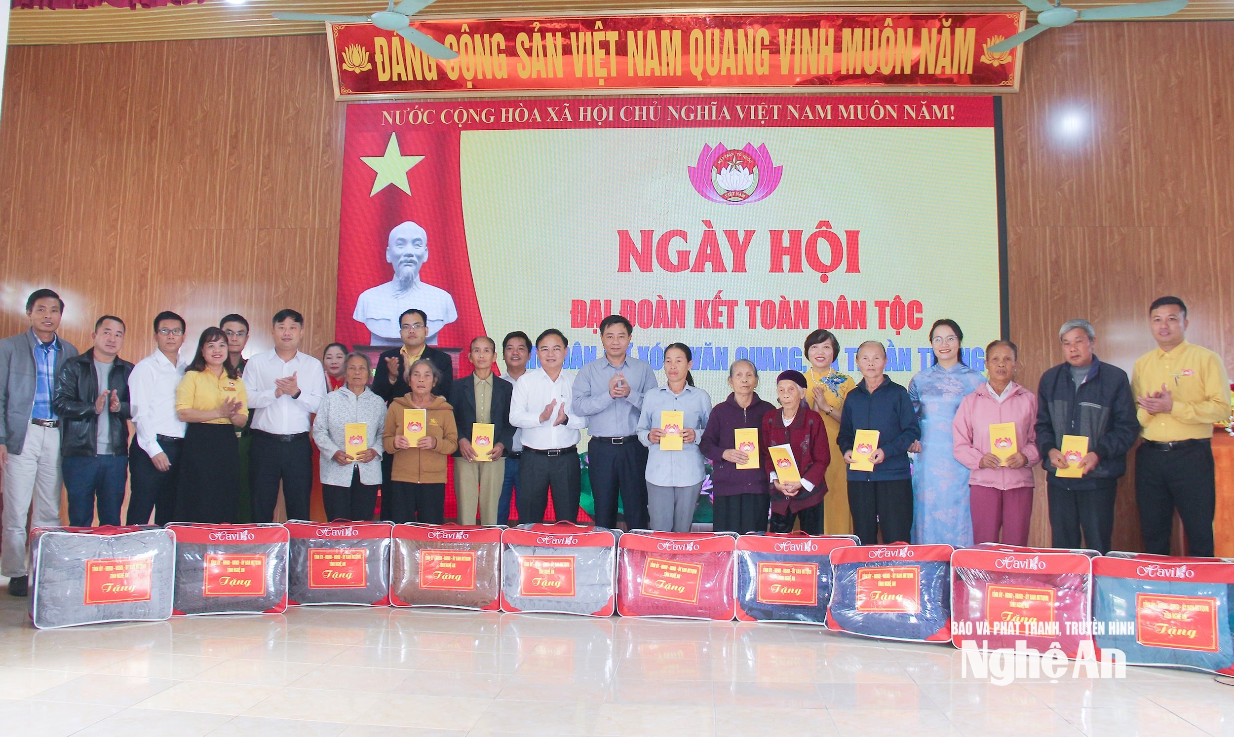  Đoàn công tác của tỉnh và xã Thuần Trung trao tặng q