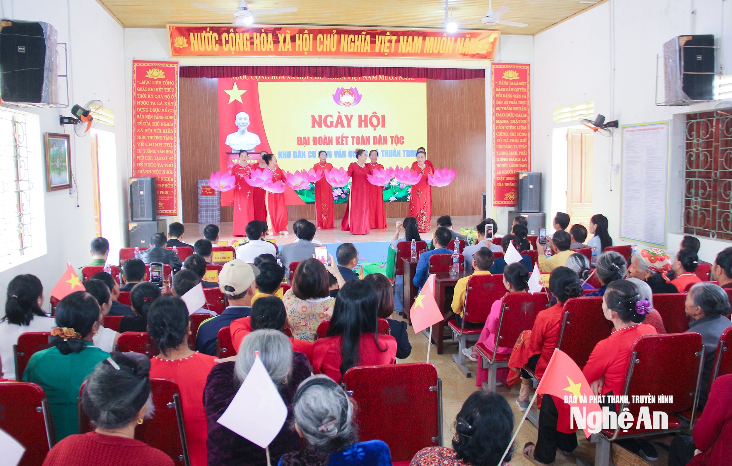  Quang cảnh ngày hội Đại đoàn kết toàn dân cư tại xóm Văn Quang, xã Thuần Trung. Ảnh Mai Hoa