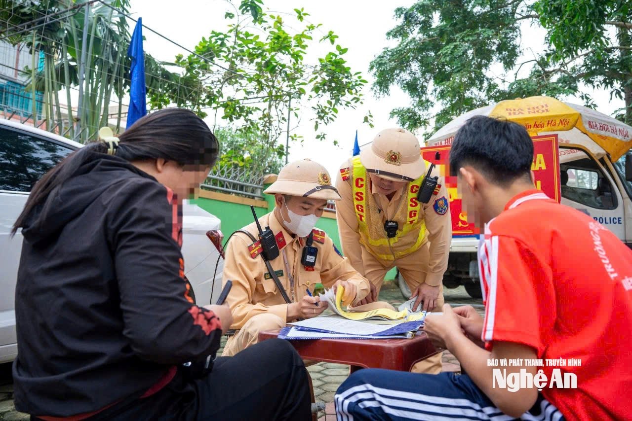 Đối với lỗi giao xe cho người không đủ điều kiện, lực lượng chức năng phối hợp với người giao xe để xử lý. Ảnh: N.Đ