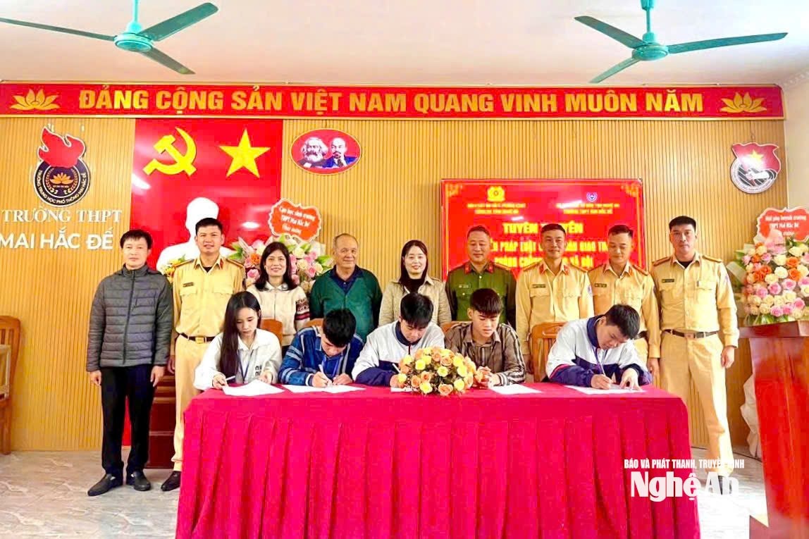Đồng thời, các buổi tuyên truyền về pháp luật, kỹ năng lái xe an toàn và xử lý tình huống giao thông được tổ chức tại trường học, giúp học sinh nhận biết nguy cơ và cách phòng tránh tai nạn. Tổ chức cho học sinh, phụ huynh và nhà trường ký cam kết chấp hành các quy định về TTATGT. (Trong ảnh: Đội CSGT đường bộ số 5, Phòng CSGT Công an tỉnh Nghệ An phối hợp với Ban giám hiệu Trường THPT Mai Hắc Đế tổ chức hội nghị tuyên truyền và tổ chức ký cam kết chấp hành pháp luật về trật tự an toàn giao thôn