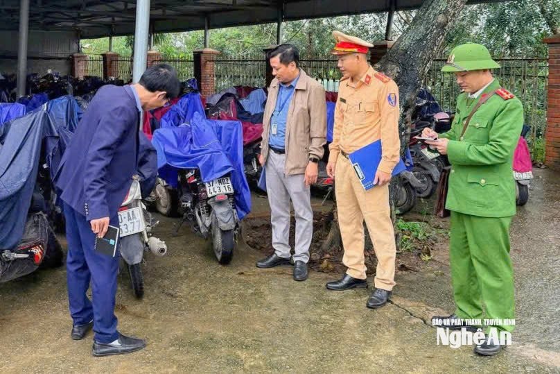 Theo đó, cán bộ CSGT phối hợp Công an cấp xã tiến hành điều tra cơ bản, nắm tình hình vi phạm giao thông của học sinh, làm cơ sở cho công tác tuần tra và tuyên truyền. (Trong ảnh: Sáng 4/11, Tổ số 8 -Đội CSGT đường bộ số 5, thuộc Phòng CSGT Công an tỉnh Nghệ An phối hợp với Công an xã Xuân Lâm và Trường THPT Nguyễn Sỹ Sách tiến hành khảo sát, kiểm tra việc sử dụng phương tiện đến trường của học sinh). Ảnh: P.V