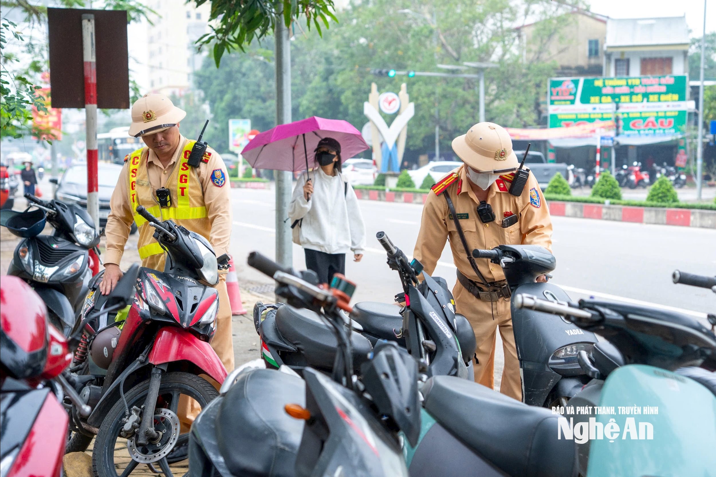 ực lượng CSGT đồng loạt ra quân kiểm tra, xử lý vi phạm quanh khu vực trường học và các tuyến đường có nguy cơ cao. Ảnh: N.Đ