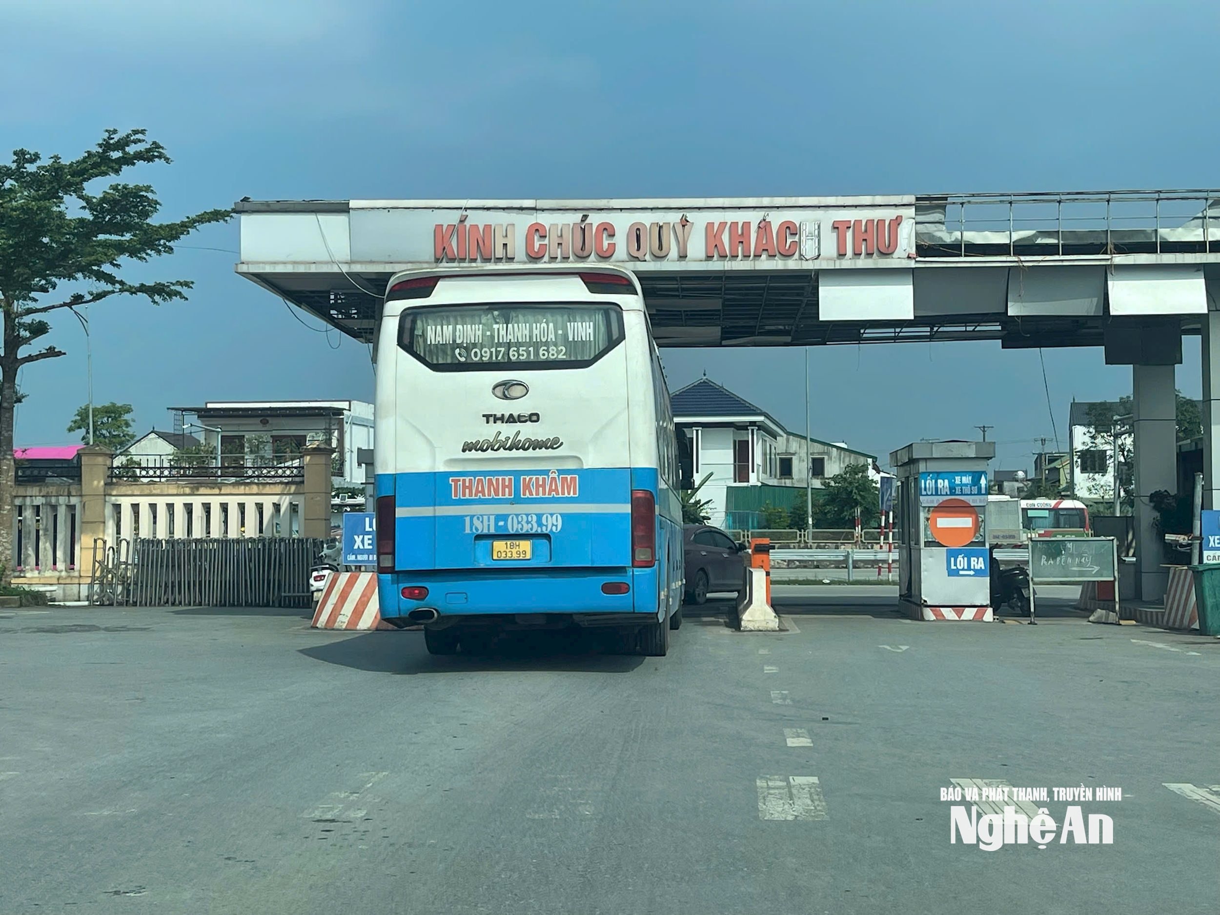 Phương tiện xuất bến tại Bến xe Bắc Vinh. Ảnh: PV