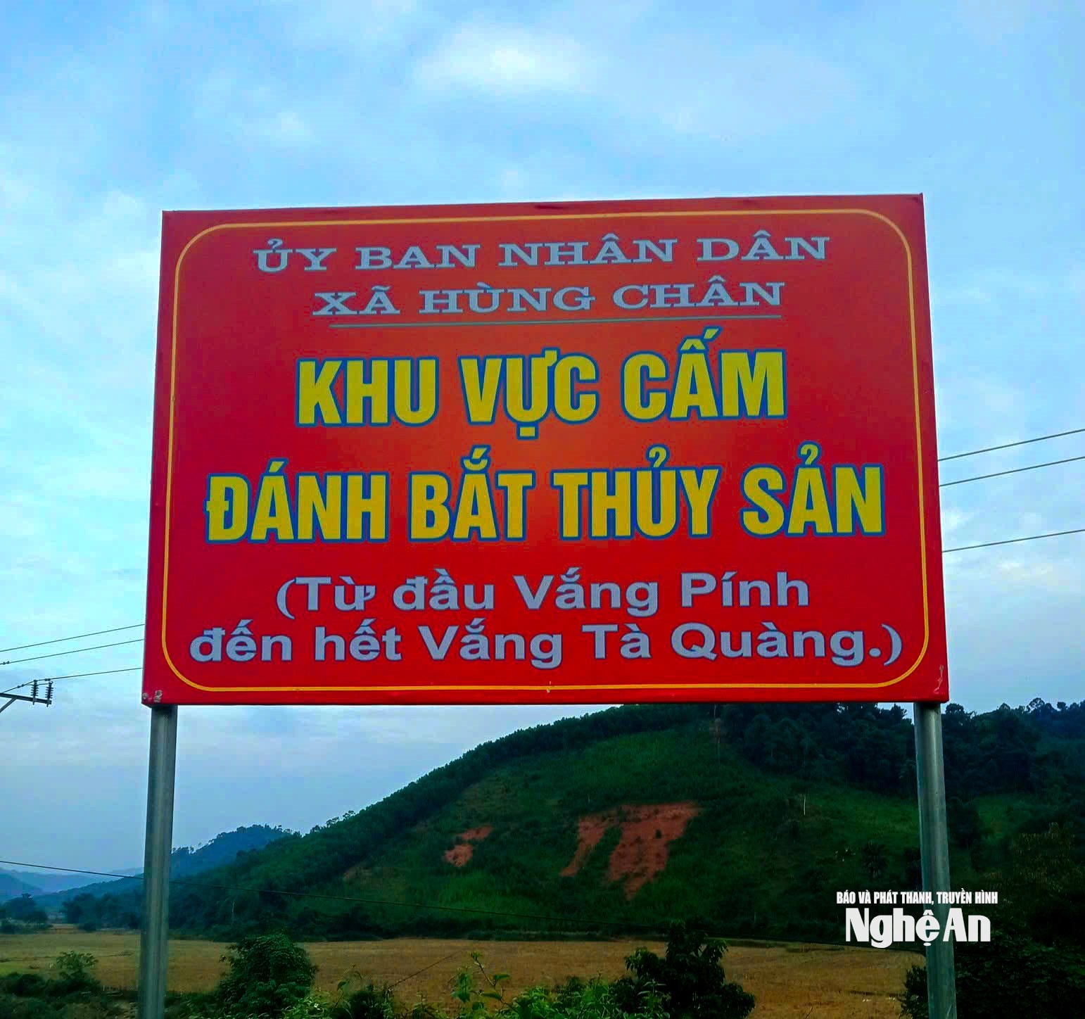 Xã Hùng Chân treo biển cấm đánh bắt cá mát tại các khu vực. Ảnh: Quang An