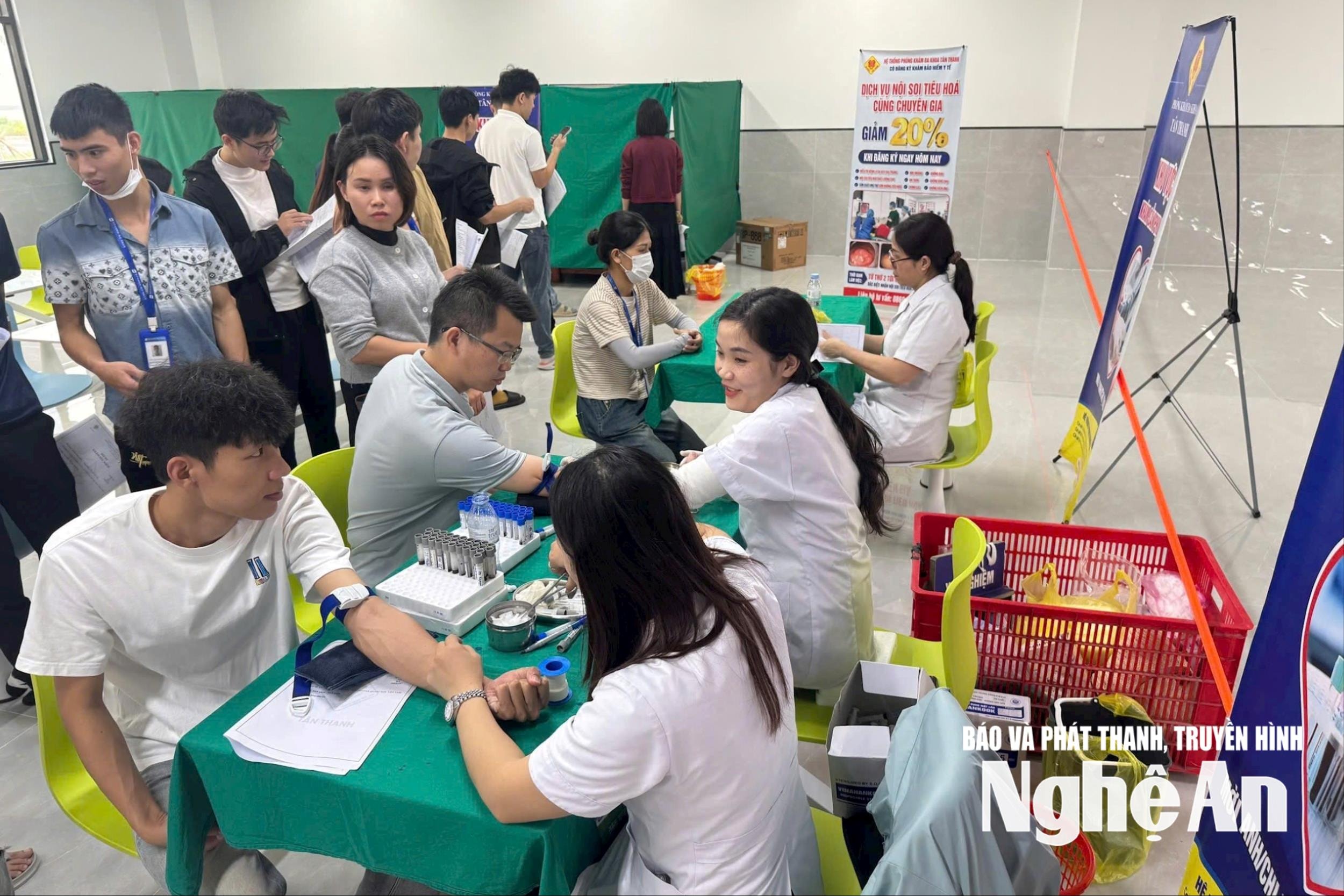 Fackföreningen vid Sunny Automotive Optical Vietnam Co., Ltd. samordnade för att organisera regelbundna hälsokontroller för anställda. Foto: Mnh Quan