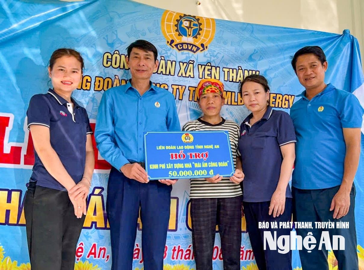 Representanter för fackföreningen Yen Thanh Commune och fackföreningen MLB Tenergy Company Limited uttryckte sitt stöd till familjen till arbetaren Dang Thi Lan. Foto: Minh Quan