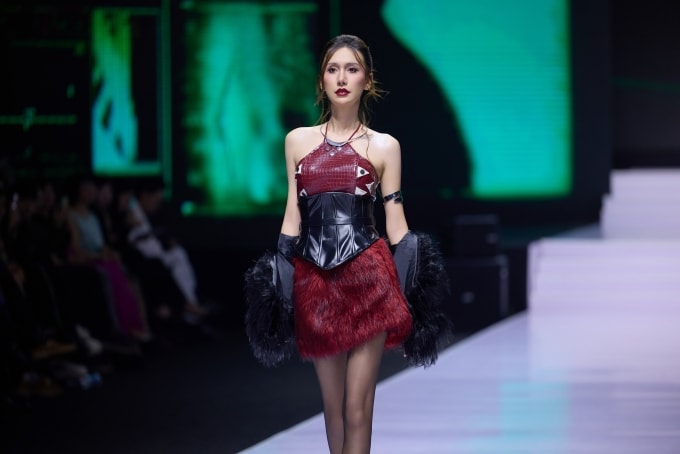 Lynk Lee trên sàn diễn Vietnam International Fashion Week trong vai trò first face màn hai của bộ sưu tập. Ảnh: Tùng Đinh