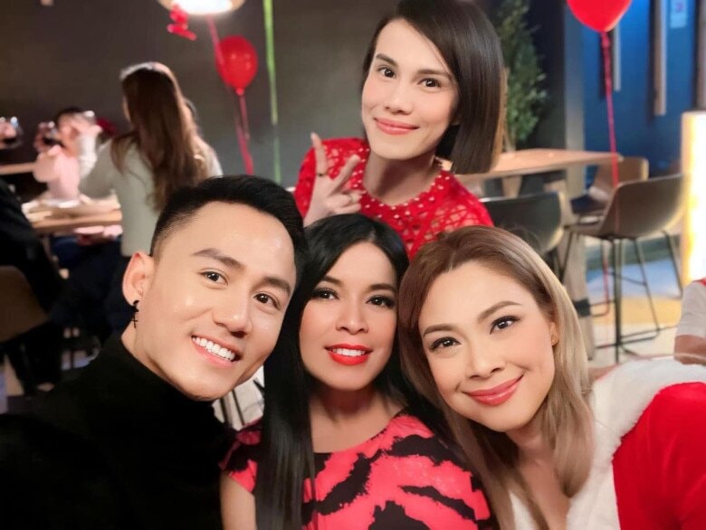 Cựu ca sĩ luôn đồng hành trong các hoạt động của chị gái.