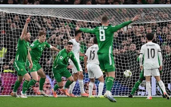 CH Ireland dẫn trước 2-0 khi bước vào giờ giải lao.