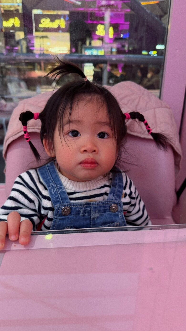 Con gái Hoàng My sở hữu má bánh bao, đôi mắt to tròn.