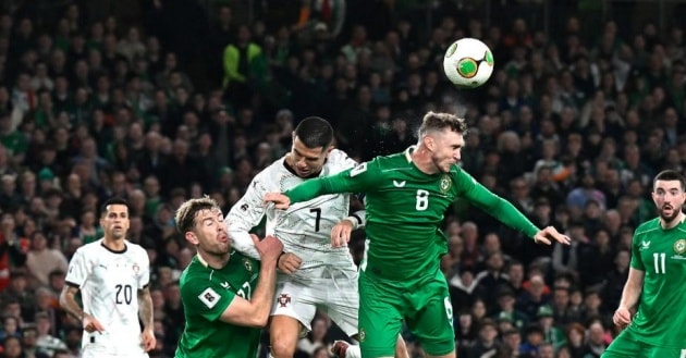 Ronaldo gặp khó khăn trước hàng thủ CH Ireland.