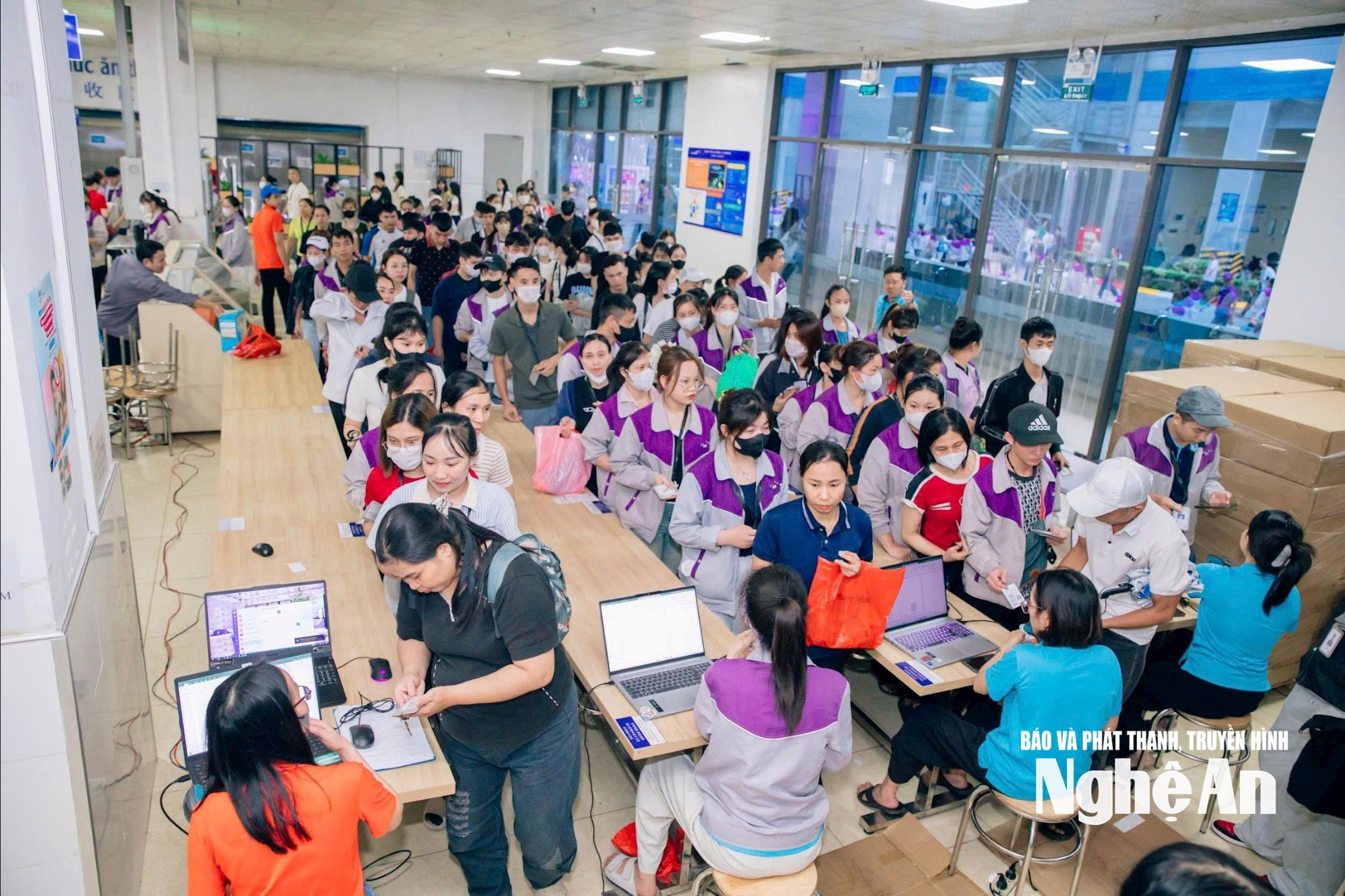 Gräsrotsfackföreningen Luxshare Nghe An ger gåvor den 20 oktober till kvinnliga arbetare på Luxshare-ICT Nghe An Company. Foto: Minh Quan