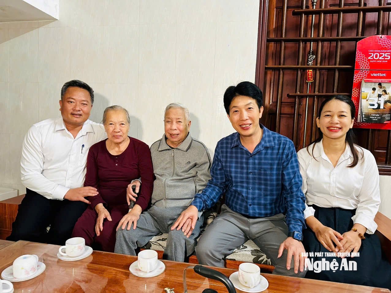 Ban Giám hiệu Trường THPT Thanh Chương 3 đến thăm thầy giáo Nguyễn Tài Ngô