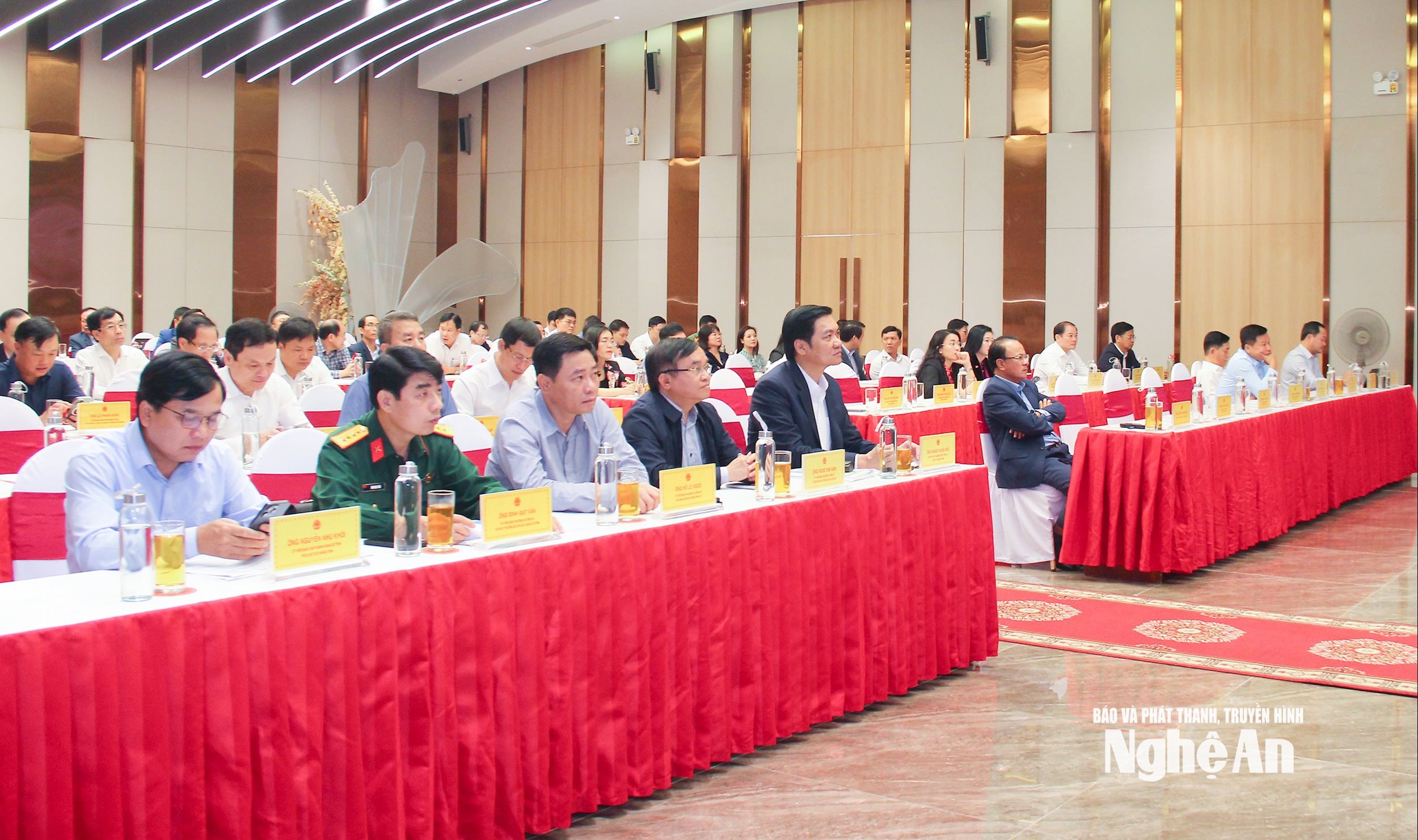  Các đồng chí lãnh đạo tỉnh tham dự hội nghị tại diểm cầu tỉnh Nghệ An. Ảnh Mai Hoa