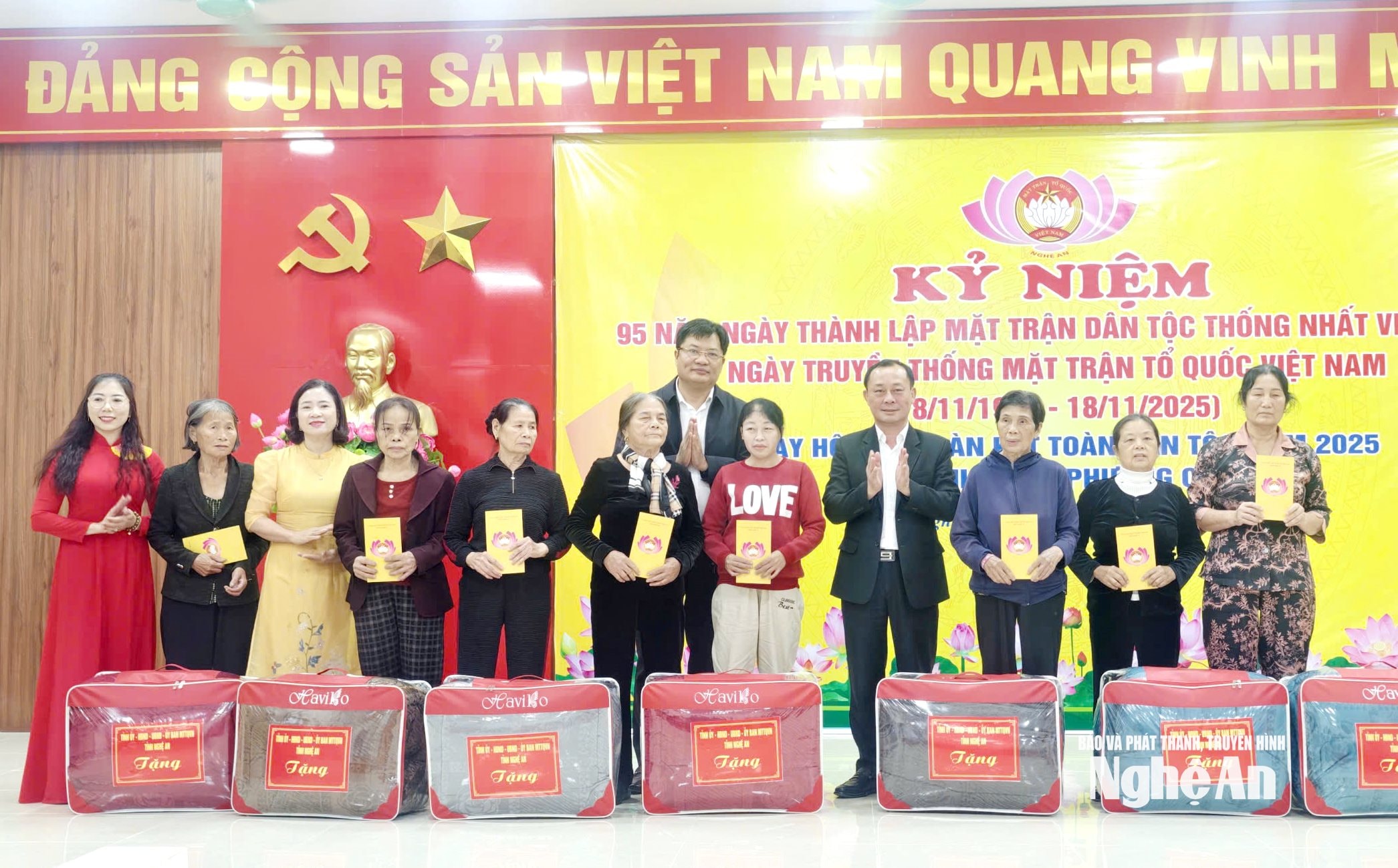 Đồng chí Phan Đức Đồng – Ủy viên Ban Thường vụ Tỉnh ủy, Bí thư Đảng ủy, Chủ tịch HĐND phường Trường Vinh cùng đồng chí Ngô Đức Kiên - Ủy viên BCH Đảng bộ tỉnh, Bí thư Đảng ủy, Chủ tịch HĐND phường Cửa Lò trao quà cho các hộ khó khăn khối Nghi Thu 2.