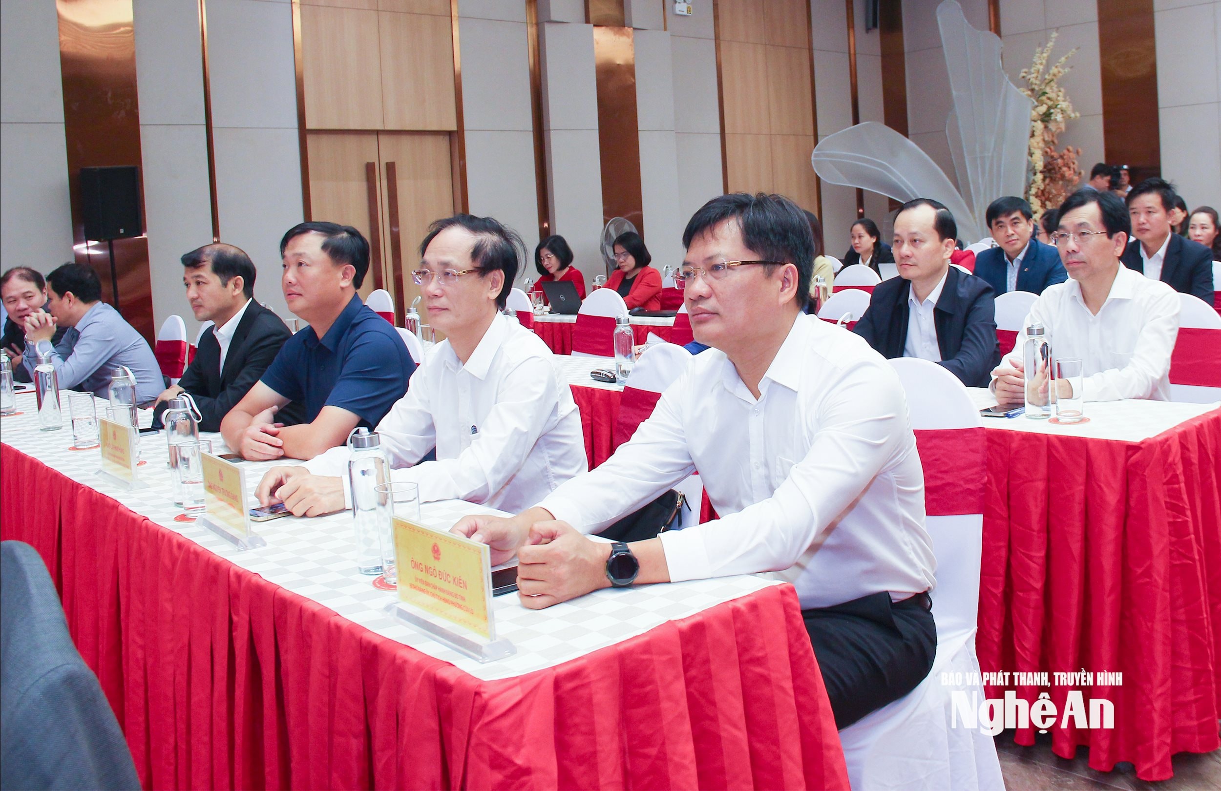  Lãnh đạo các xã, phường gần trung tâm tỉnh tham dự hội nghị tại điểm cầu Nghệ An. Ảnh Mai Hoa