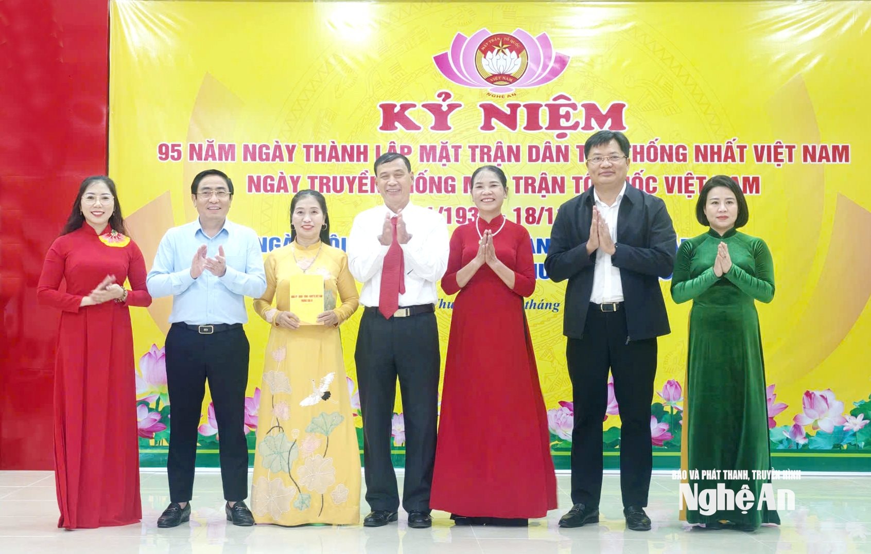 các đồng chí lãnh đạo phường Cửa Lò tặng quà cho khối Nghi Thu 2