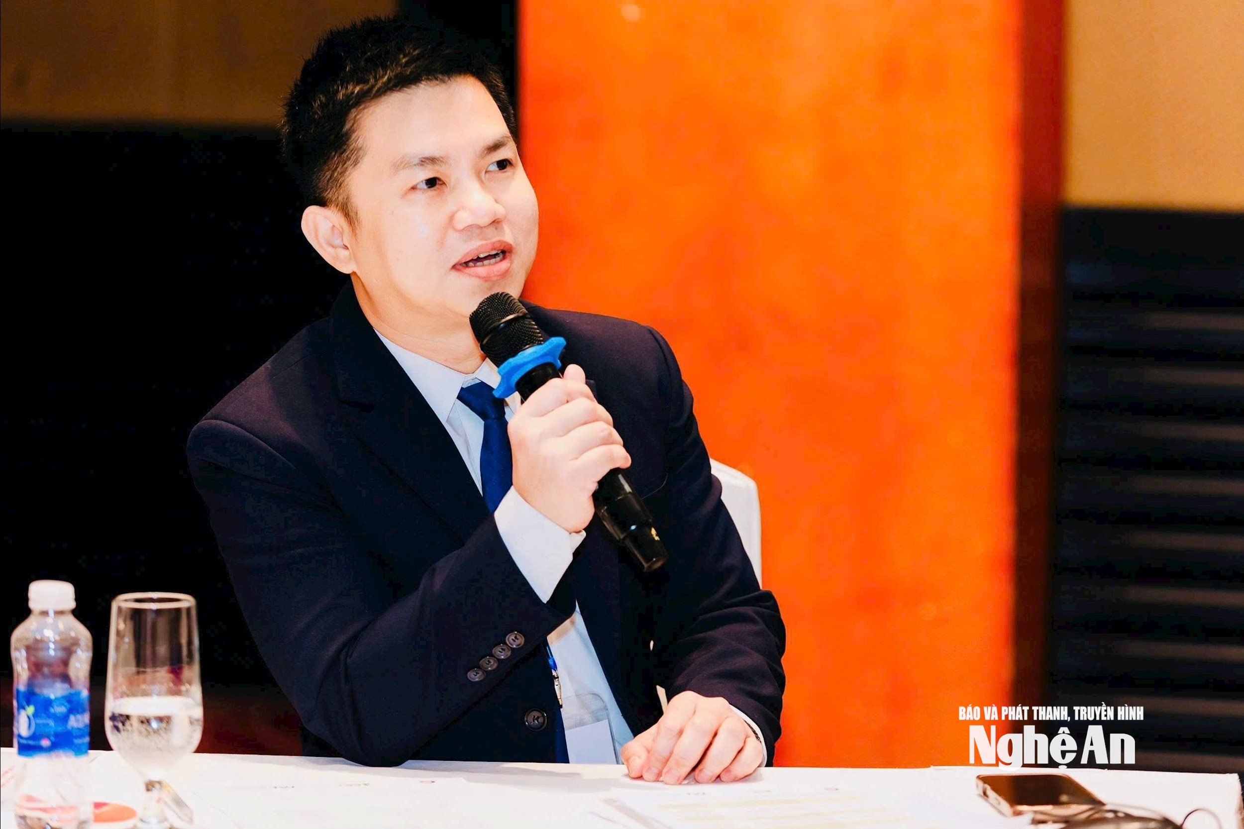 Chủ tọa phiên họp hội nghị quốc tế ICSCEA 2025.