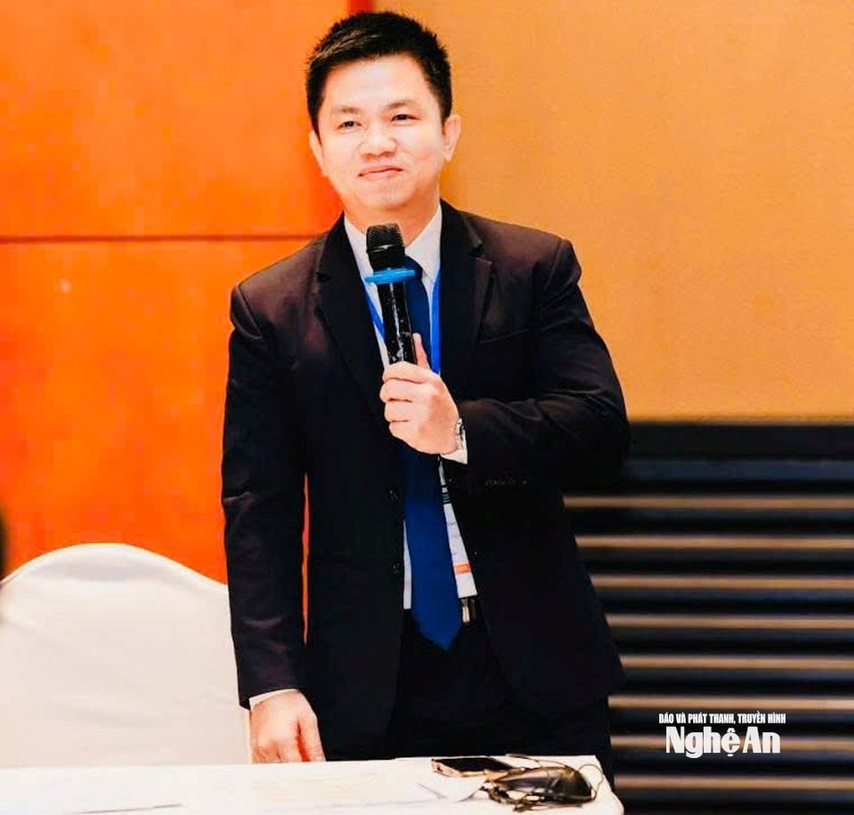 Chủ tọa phiên họp hội nghị quốc tế ICSCEA 2025.