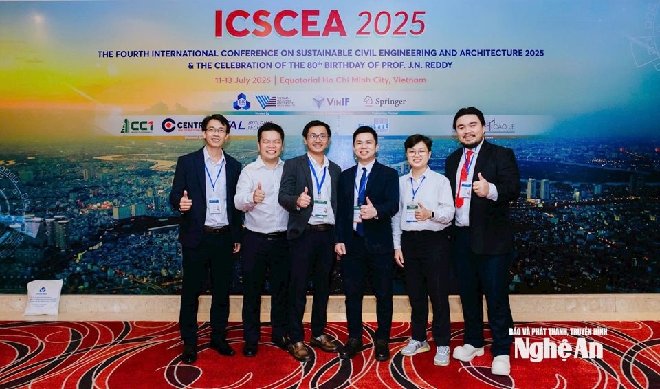Cùng nhóm nghiên cứu tại hội nghị quốc tế ICSCEA 2025.