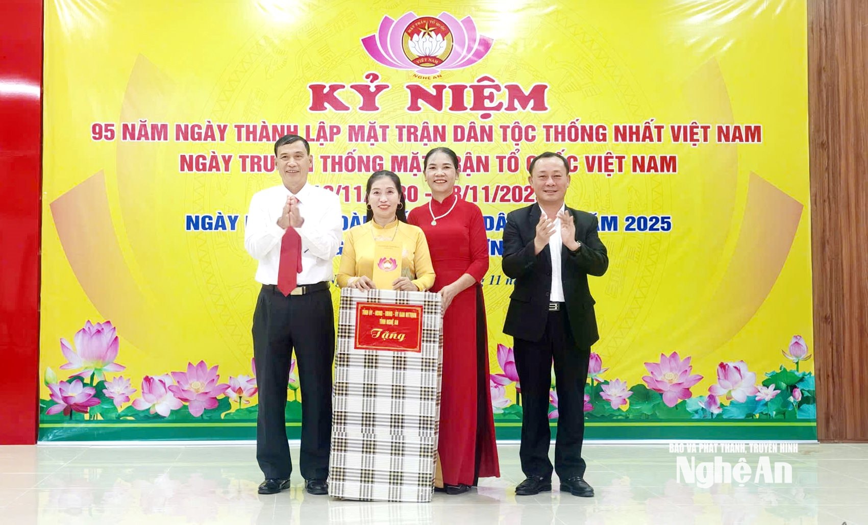 ĐC Phan Đức Đồng trao quà cho khối Nghi Thu 2