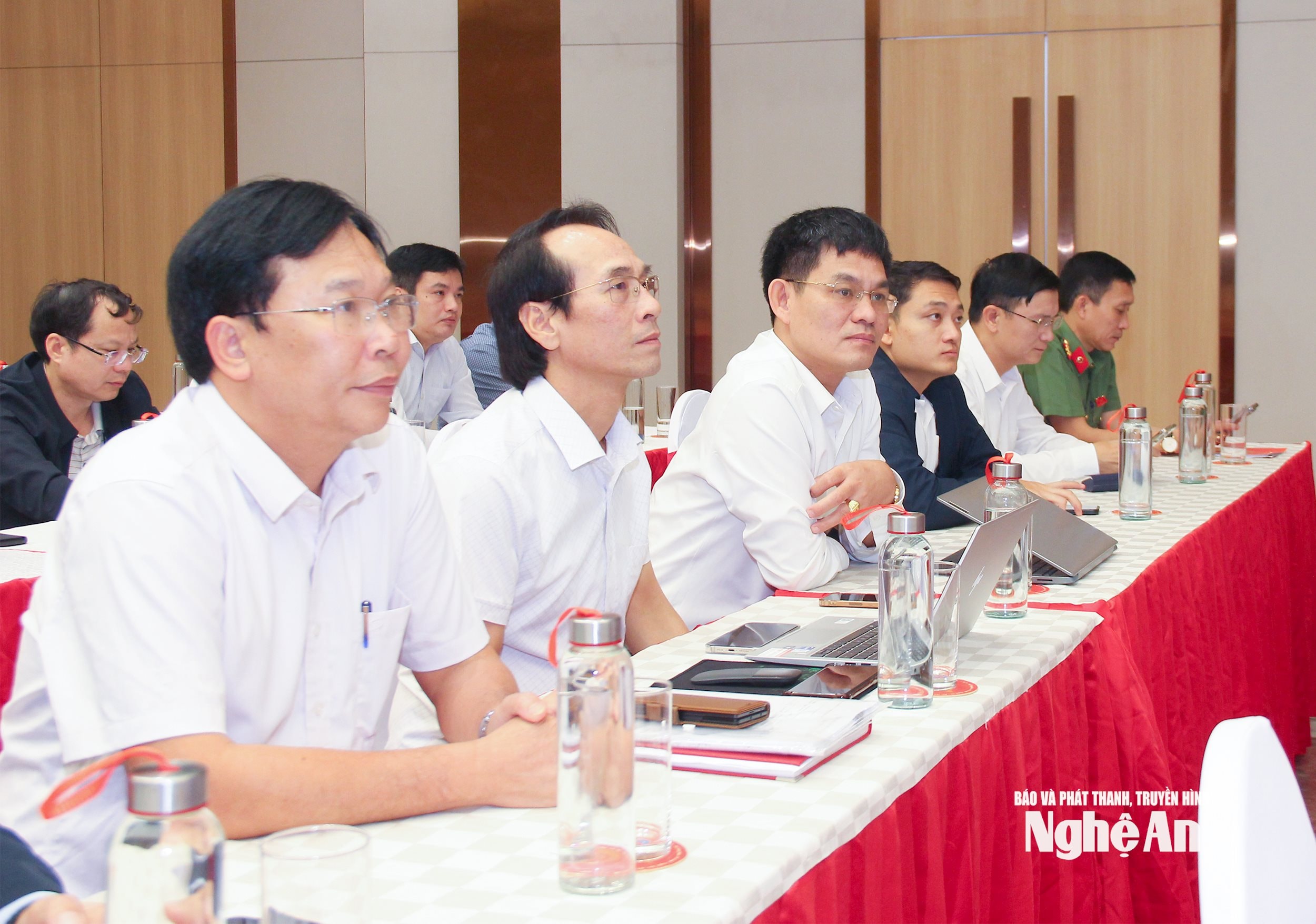 Lãnh đạo các địa phương tham dự đại hội tại điểm cầu tỉnh Nghệ An. Ảnh Mai Hoa