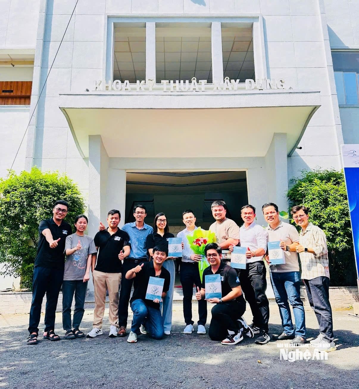 Sinh viên vui mừng đón nhận cuốn giáo trình 'Ứng dụng trí tuệ nhân tạo trong xây dựng' (phần 1)