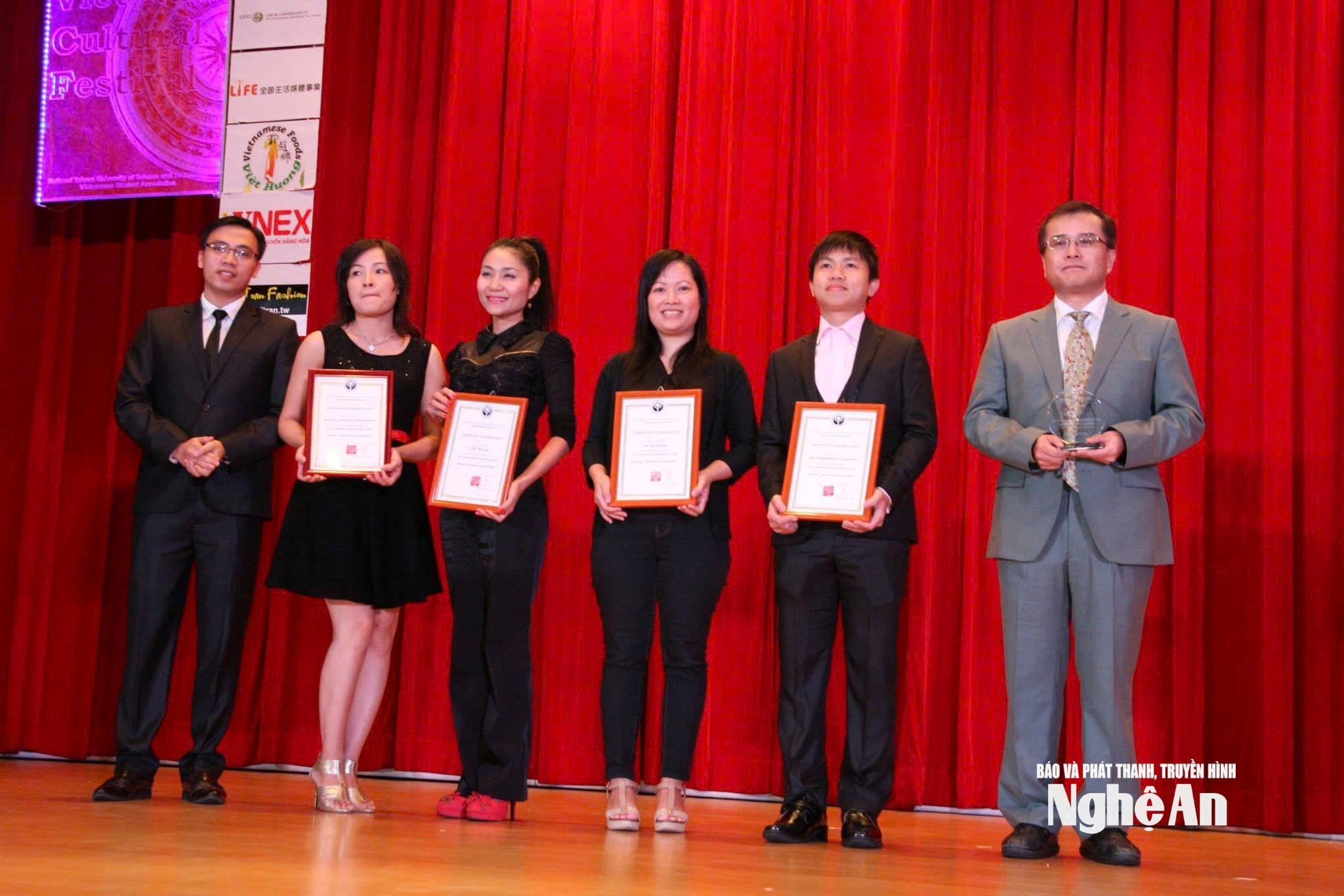 Trao tặng Giấy khen cho sinh viên Việt Nam tại Đài Loan có thành tích xuất sắc.