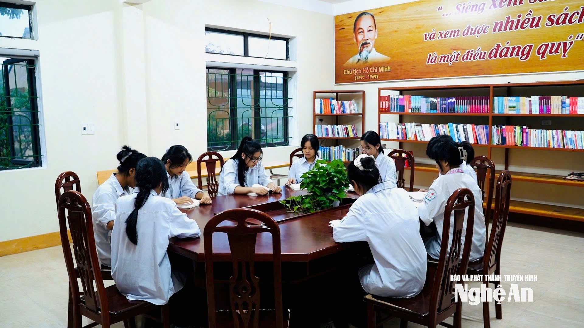 Học sinh say sưa đọc sách tại ngôi nhà trí tuệ trong những giờ giải lao