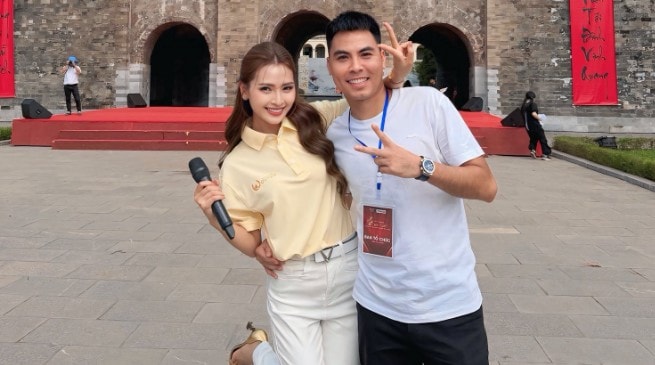 Tiền vệ Phạm Đức Huy và MC Nguyễn Huyền Trang sắp