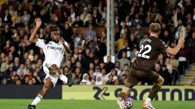Alex Iwobi tỏa sáng ở Fulham.