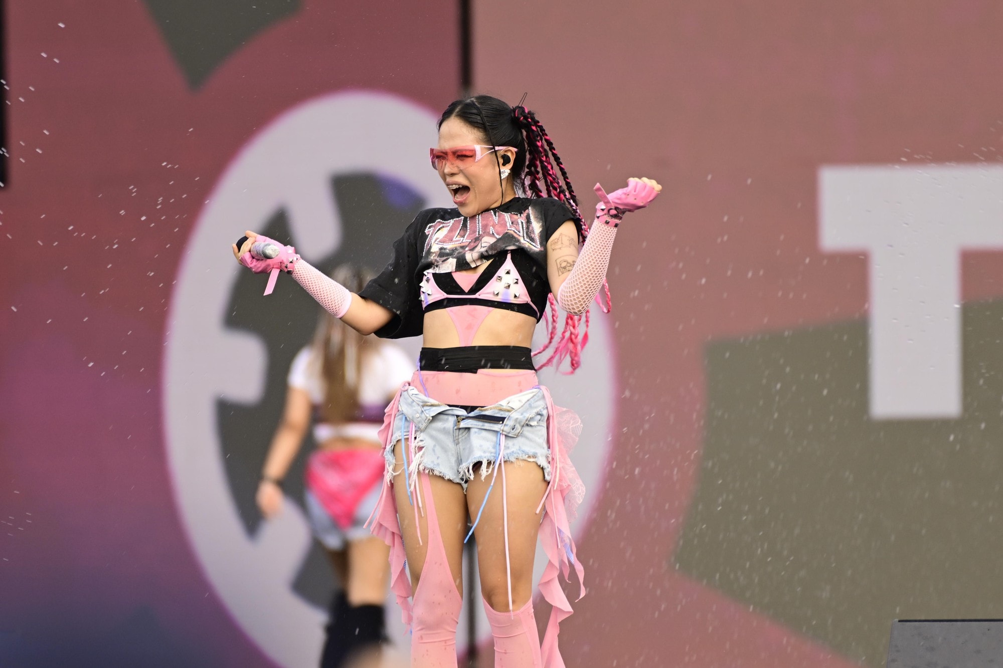 tlinh biểu diễn đầy năng lượng dưới làn nước tại lễ hội.