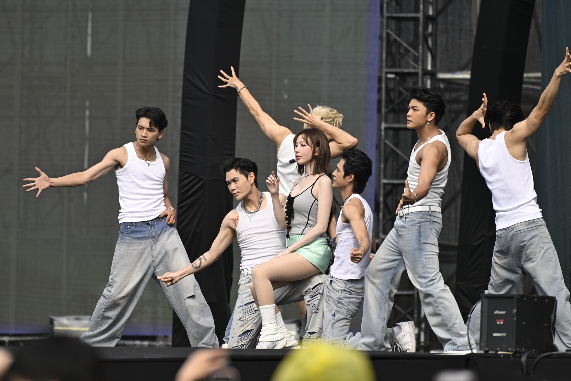 MIN và vũ đoàn nam trình diễn trên sân khấu WATERBOMB.