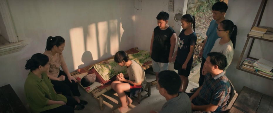 Bà nội Biên đau khổ trước người con trai tệ bạc.