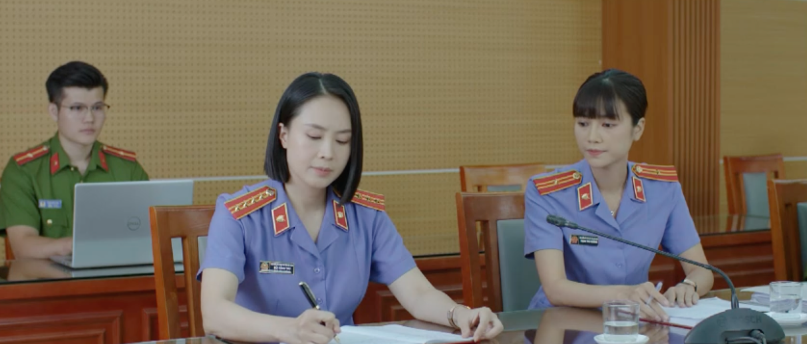 Lằn ranh - Tập 11: Mắt xích A Hồng khiến chuyên án ở Việt Đông đổi chiều- Ảnh 1.