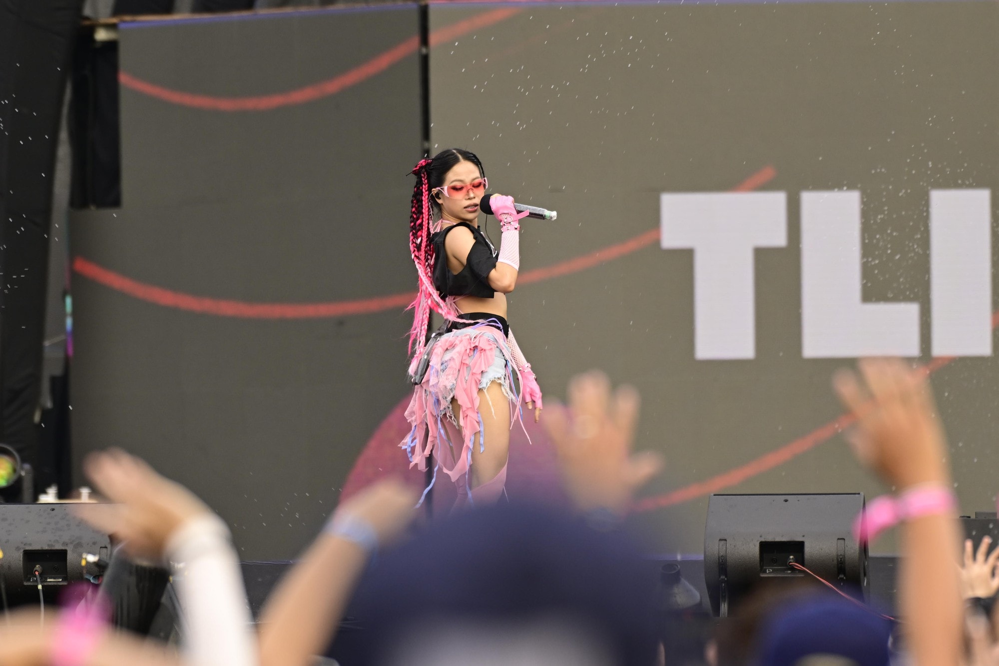 Rapper tlinh trong trang phục biểu diễn cá tính tại WATERBOMB.