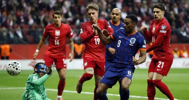 Hà Lan hòa 1-1 Ba Lan.