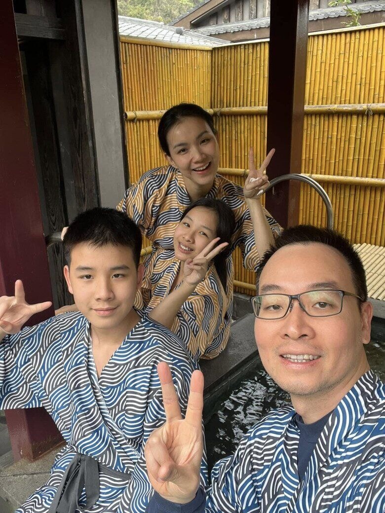 Nàng hậu có 2 con đủ nếp, đủ tẻ.