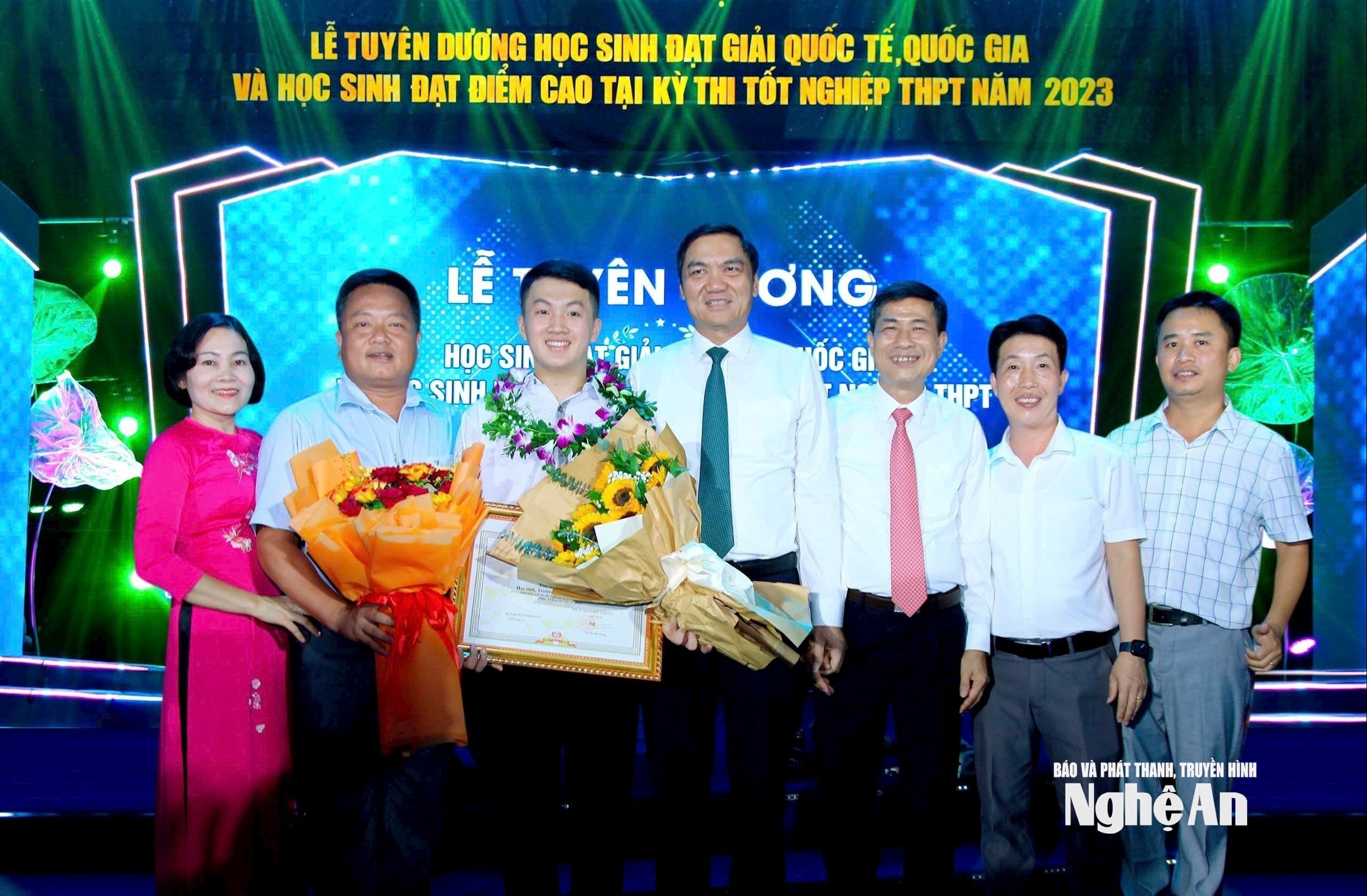 Phó Bí thư Tỉnh ủy Hoàng Nghĩa Hiếu chụp ảnh lưu niệm cùng Ban Giám hiệu nhà trường