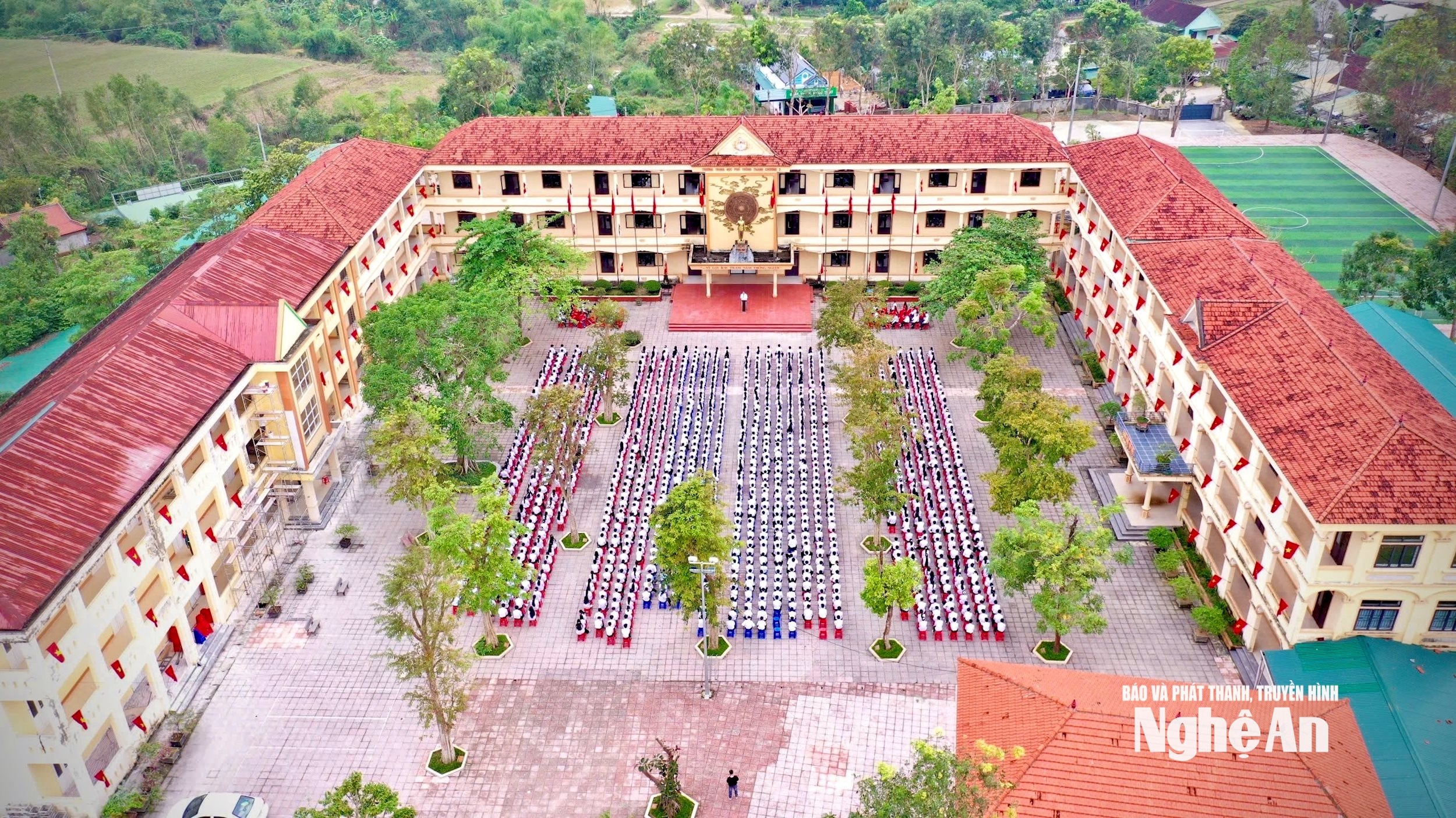 Toàn cảnh buổi Lễ chào cờ của Trường nhìn từ trên cao.