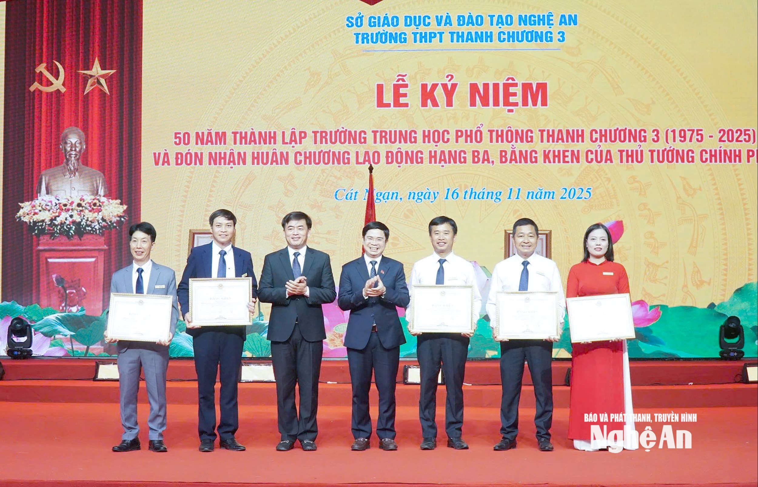 Các đồng chí Hồ Sỹ Nguyệt - Phó trưởng ban Tổ chức Tỉnh uỷ và Trình Văn Nhã - Uỷ viên Ban Chấp hành Đảng bộ tỉnh, Bí thư Đảng uỷ xã Đại Đồng. Ảnh Mai Hoa