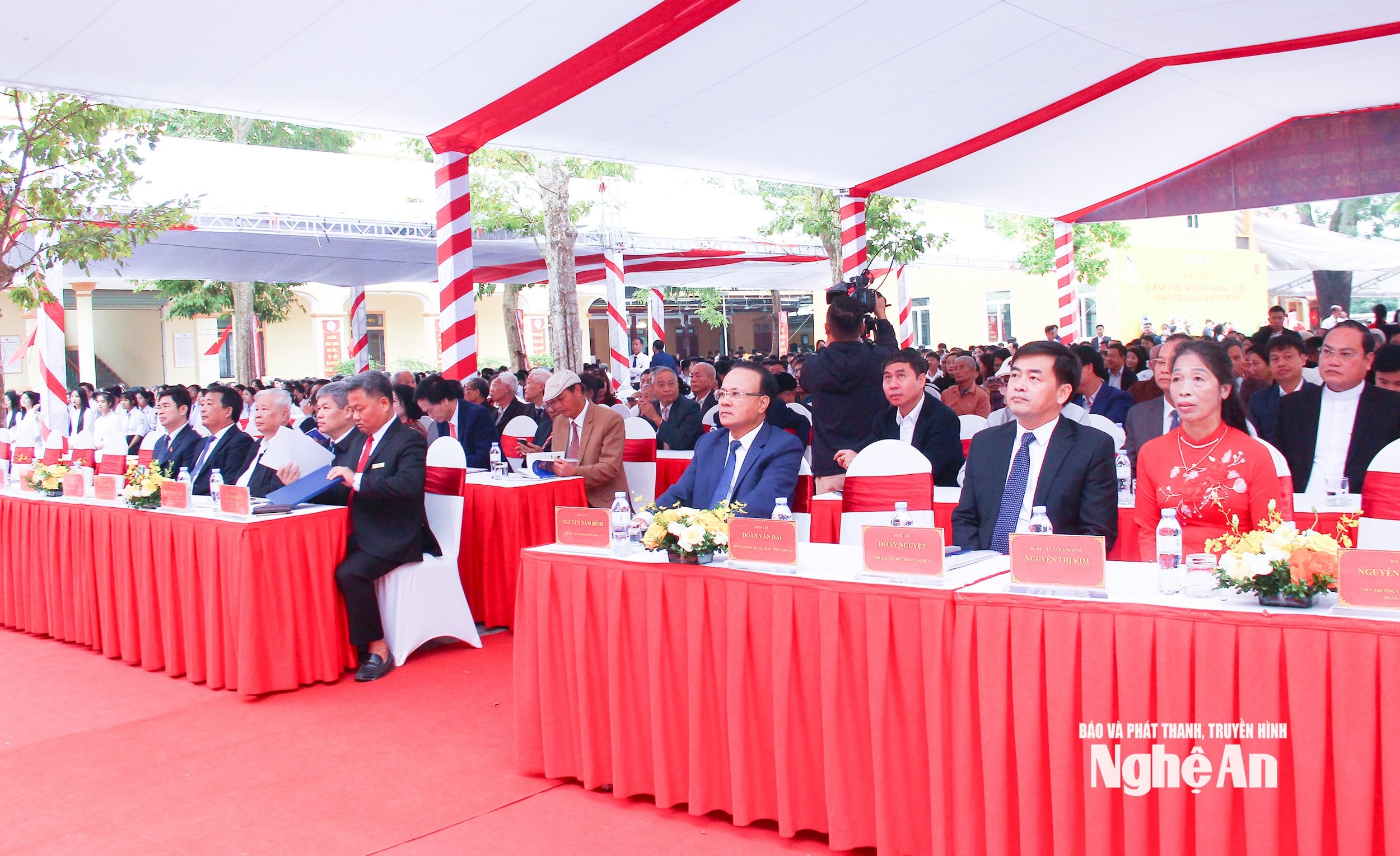  Các đồng chí lãnh đạo tỉnh và các đại biểu tham dự Lễ kỷ niệm 