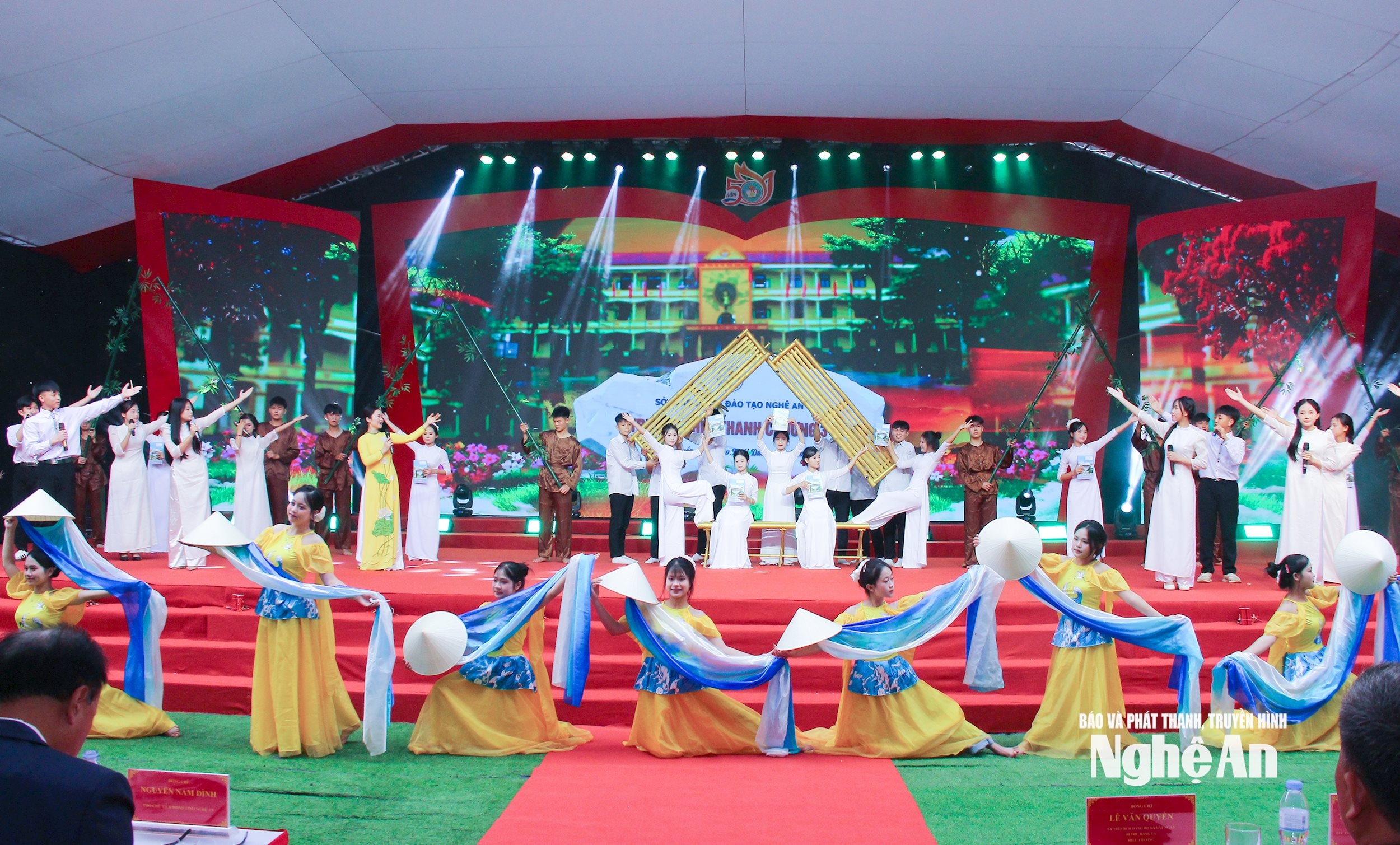  Chương trình văn nghệ tại Lễ kỷ niệm 50 năm thành lập và đón nhận. Ảnh Mai Hoa