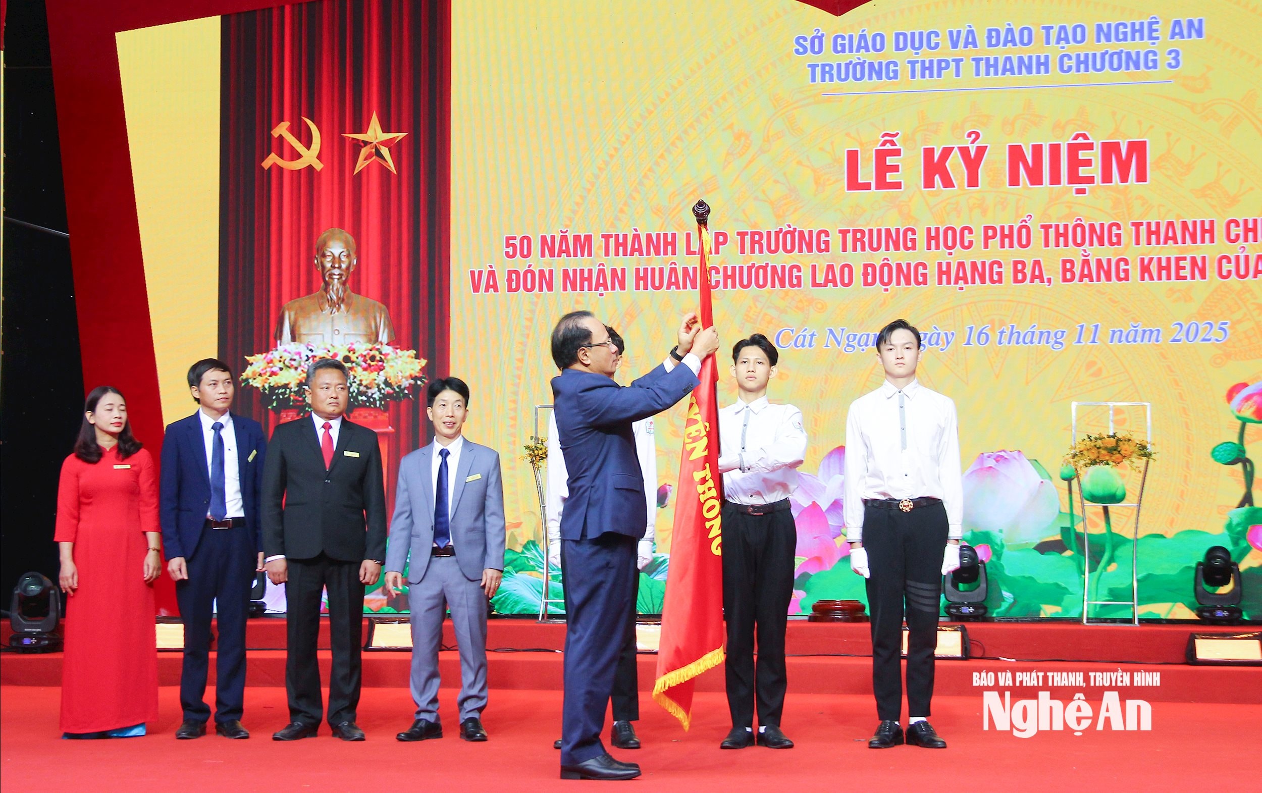 Thừa ủy quyền Chủ tịch nước, Phó Chủ tịch Thường trực HĐND tỉnh Nguyễn Nam Đình trao Huân chương Lao động hạng Ba cho Trường THPT Thanh Chương 3. Ảnh: Mai Hoa