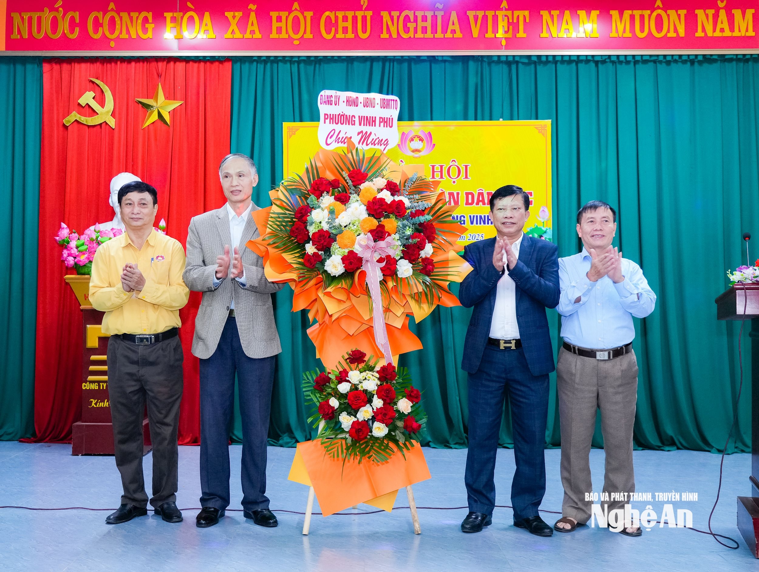  phường tặng quà 