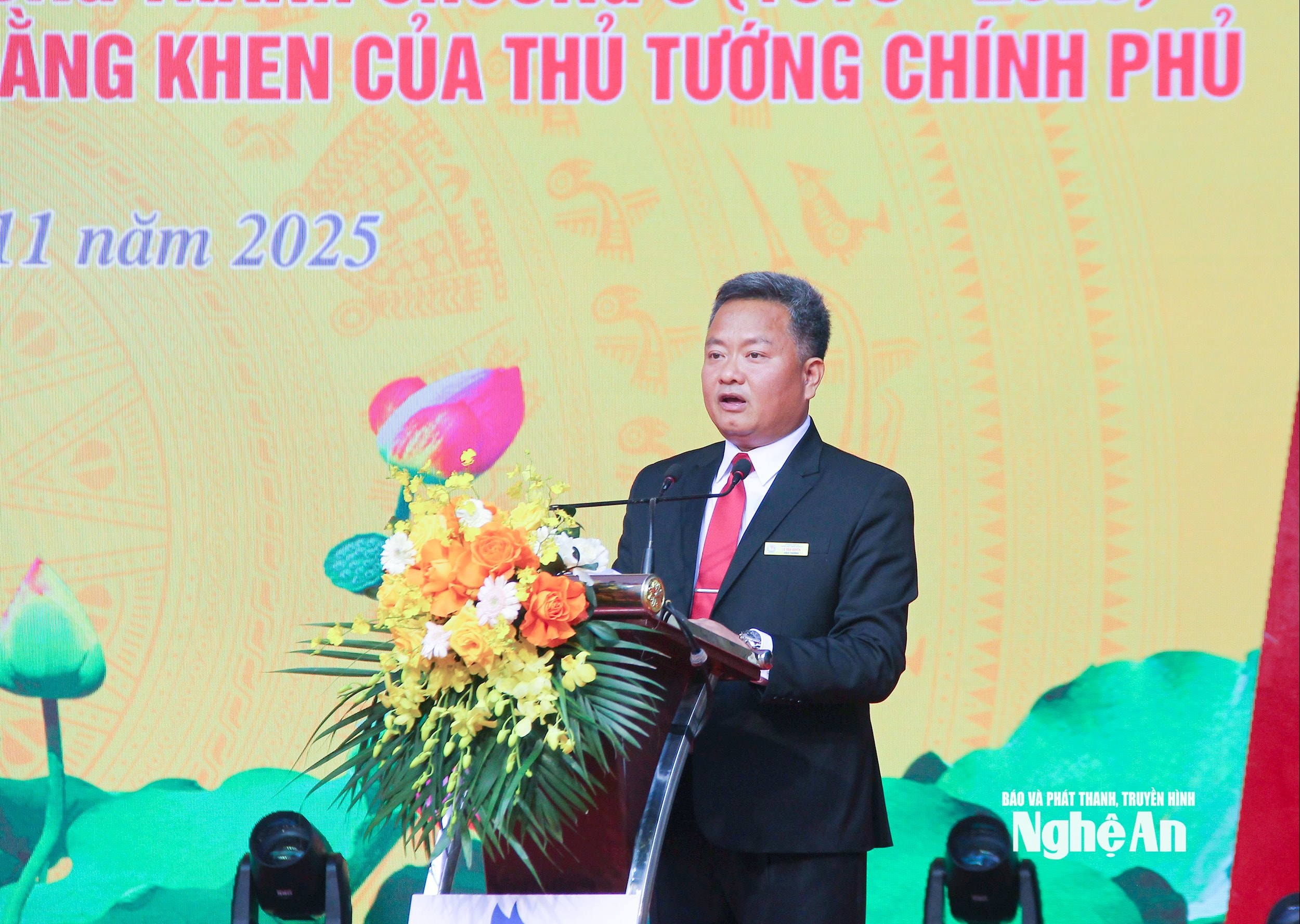 Đồng chí Lê Văn Quyền – Bí thư Đảng uỷ, Hiệu trưởng Trường THPT Thanh Chương 3 phát biểu khai mạc Lễ kỷ niệm và đón nhận Huân chương Lao động hạng Ba. Ảnh: Mai